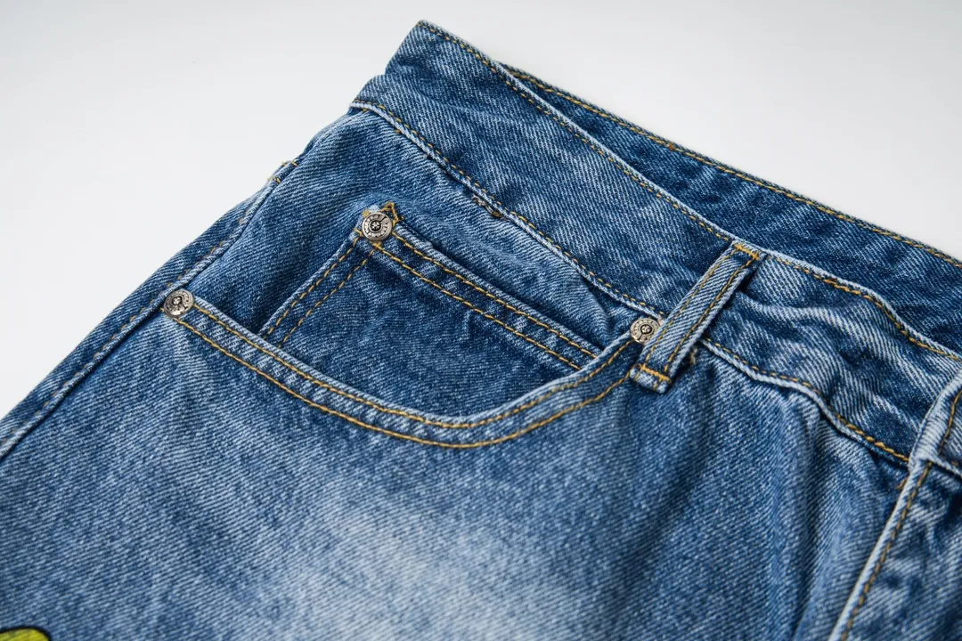 P270 model number Y846 Chrome Hearts Chrome Hearts high-end limited edition jeans exude uninhibited personality and unique charm. Every wear and tear is carefully designed to present a unique artistic feel. Made of imported denim fabric, which has undergone heavy industrial washing and destruction treatment, the trousers show a super cool effect on the upper body, allowing you to dominate the fashion stage.  This is more than just a pair of jeans, it is an expression of attitude. With its unique design concept and ultimate pursuit of details, Croxin breaks traditional boundaries and defines the jeans trend in the new era. The trousers are made of double-layer woven fabric and matched with customized hardware, showing an incomparably beautiful and unique style, making every wearer the focus of fashion. Imported denim fabric, super heavy-duty washed and damaged, the upper body is super cool! Customized hardware, incomparably good-looking models. The production process is difficult. It has a high-street feel. Size: 28-34 (corresponds to s～xl)